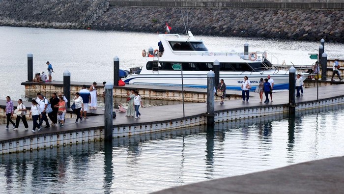 Wisatawan mancanegara  berjalan di dermaga apung saat tiba di Pelabuhan Sanur, Denpasar, Bali, Senin (1/12/2025). Badan Pusat Statistik mendata jumlah kunjungan wisatawan mancanegara (wisman) ke Indonesia sepanjang periode Januari-Oktober 2025 tercatat sebesar 12,76 juta kunjungan, jumlah tersebut mengalami peningkatan sebesar 10,32 persen dibandingkan dengan periode yang sama tahun 2024. ANTARA FOTO/Nyoman Hendra Wibowo