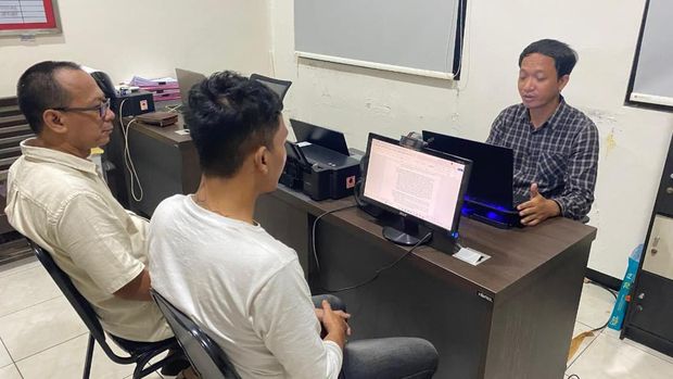 Kurir bermodus sembunyikan sabu dalam anus diperiksa Sat Resnarkoba Polresta Banyumas, Senin (1/12/2025).