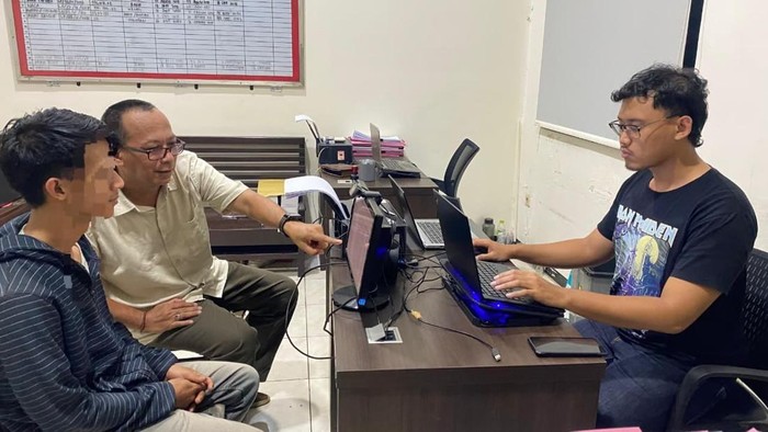 Kurir bermodus sembunyikan sabu dalam anus diperiksa Sat Resnarkoba Polresta Banyumas, Senin (1/12/2025).