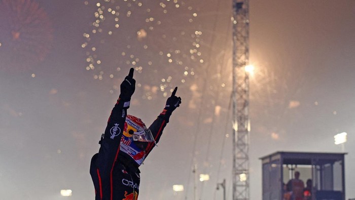 Formula One F1 - Qatar Grand Prix - Lusail International Circuit, Lusail, Qatar - November 30, 2025 Red Bulls Max Verstappen celebrates after winning the Qatar Grand Prix REUTERS/Jakub Porzycki     TPX IMAGES OF THE DAY
