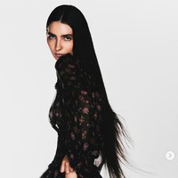 Pada November 2025 ini, Meadow tampil seksi untuk V Magazine. Foto: Dok. Instagram Meadow Walker