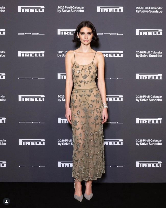 Meadow Walker tampil dengan gaun transparan saat menghadiri acara yang digelar Pirelli pada November 2025.  Foto: Dok. Instagram Meadow Walker