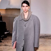 Saat Paul Walker meninggal karena kecelakaan, Meadow baru berusia 15 tahun dan tak pernah diekspos ke publik oleh sang ayah. Namun kini Meadow yang sudah dewasa eksis di dunia hiburan seperti Paul. Foto: Dok. Instagram Meadow Walker