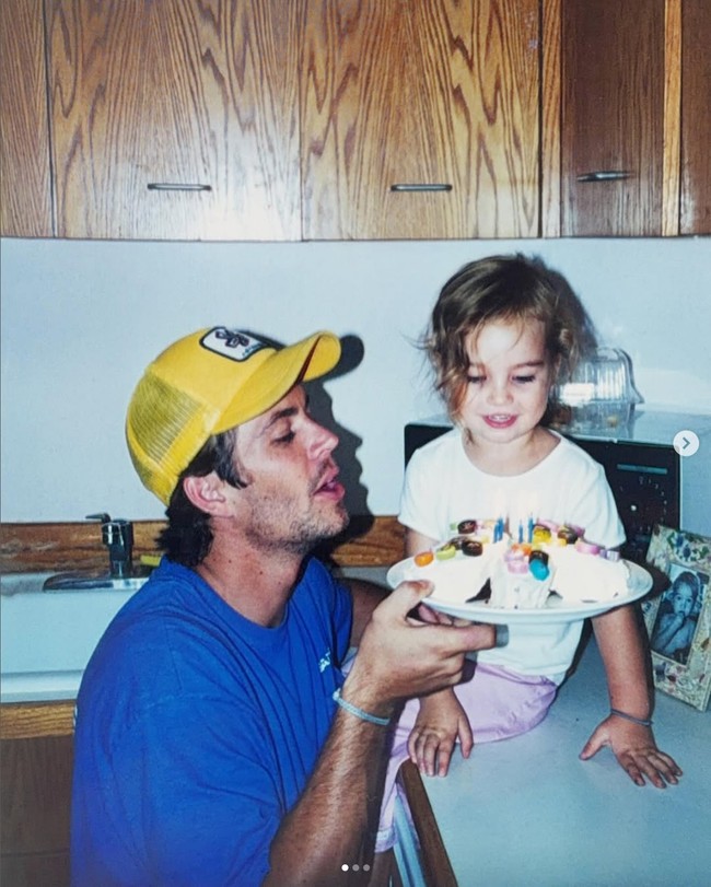 Meadow Walker memperingati 12 tahun meninggalnya Paul Walker melalui unggahan di Instagram. “12 tahun tanpamu… Aku mencintaimu selamanya,” tulis Meadow yang memperlihatkan fotonya duduk di atas meja dapur bersama bintang Fast & Furious. Foto: Dok. Instagram Meadow Walker