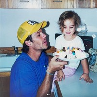 Meadow Walker memperingati 12 tahun meninggalnya Paul Walker melalui unggahan di Instagram. “12 tahun tanpamu… Aku mencintaimu selamanya,” tulis Meadow yang memperlihatkan fotonya duduk di atas meja dapur bersama bintang Fast & Furious. Foto: Dok. Instagram Meadow Walker