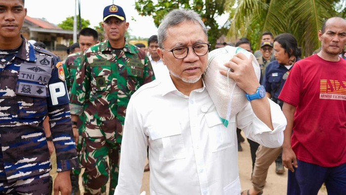 Meko Pangan Zulkifli Hasan membawa banuan untuk korban banjir-longsor di Padang. (Istimewa)