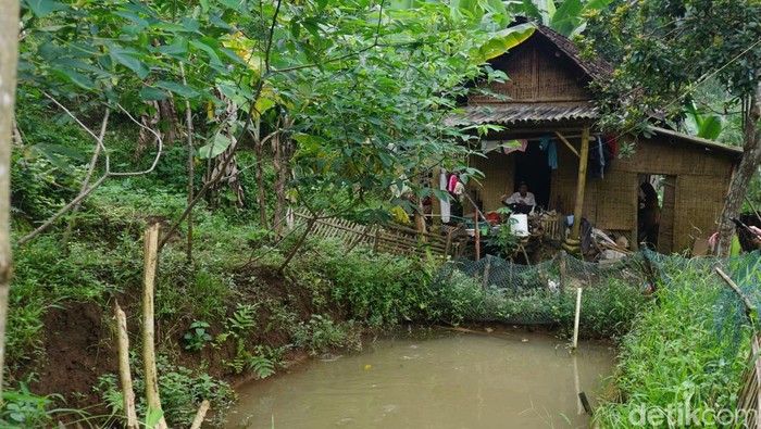 Melihat lebih dekat pasutri yang tinggal di dasar jurang Mojokerto