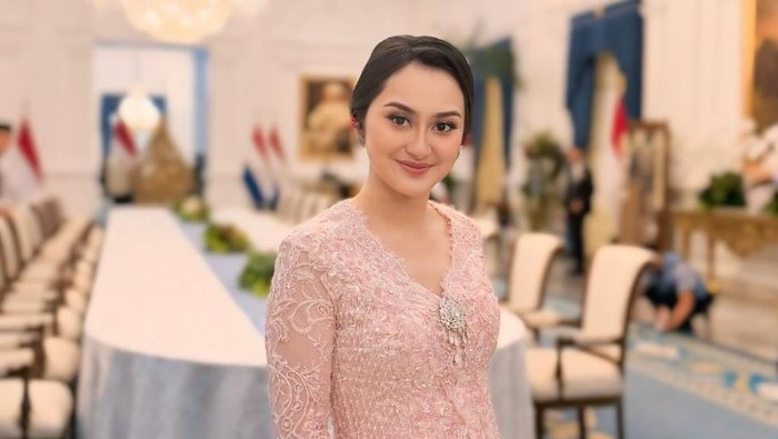 Memes Prameswari tampil di Istana menjamu Ratu Maxima dari Belanda.