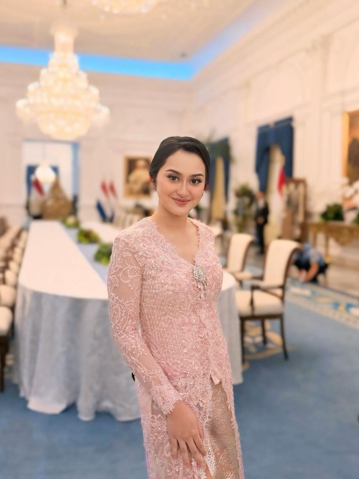 Memes Prameswari tampil di Istana menjamu Ratu Maxima dari Belanda.