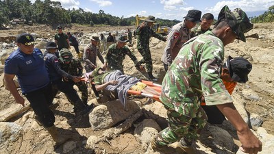 Menembus Desa Terisolir, TNI-Polri Selamatkan Warga Sakit di Palembayan