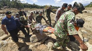 Menembus Desa Terisolir, TNI-Polri Selamatkan Warga Sakit di Palembayan