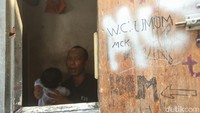 Di sudut lain, warga antre bergiliran menggunakan WC umum, pemandangan yang sudah biasa di salah satu kecamatan terpadat di Jakarta.