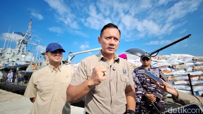 Menko AHY sebelum melepaskan pengiriman bantuan ke Aceh dari Medan. (Foto: Nizar Aldi/detikSumut)