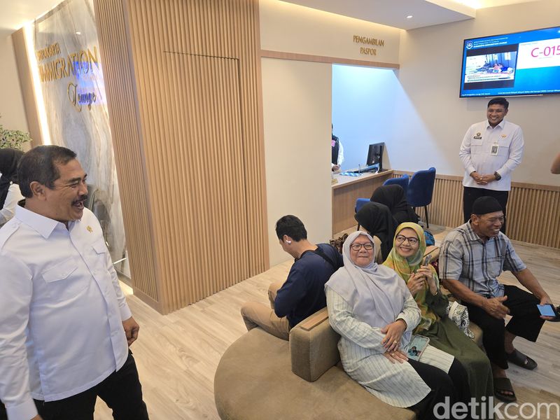 Menteri Imipas Sapa Pengunjung di Immigration Lounge, Menteri Imipas Sapa Pengunjung di Immigration Lounge,