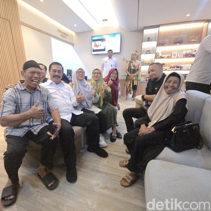 Menteri Imipas Sapa Pengunjung di Immigration Lounge,