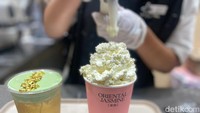 Sesuai namanya, Snowy Jasmine yang ditawarkan Molly Tea memiliki paduan rasa manis yang seimbang dengan sensasi creamy dari krim. Untuk takaran gula dan esnya bisa disesuaikan dengan selera masing-masing, kami memilih 70 persen gula (less sweet) dan es normal. Foto: Yenny Mustika Sari/detikcom