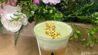 Terakhir ada menu Pistachio Jasmine Coconut yang menurut kami unik. Paduan teh melati dan air kelapa memberikan sensasi yang segar dengan rasa manis yang pas. Foto: Yenny Mustika Sari/detikcom