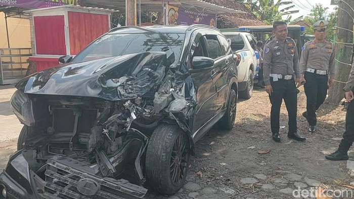 Mobil anggota DPRD Kulon Progo ringsek usai menabrak truk parkir di Pengasih, Kulon Progo, Senin (1/12/2025).