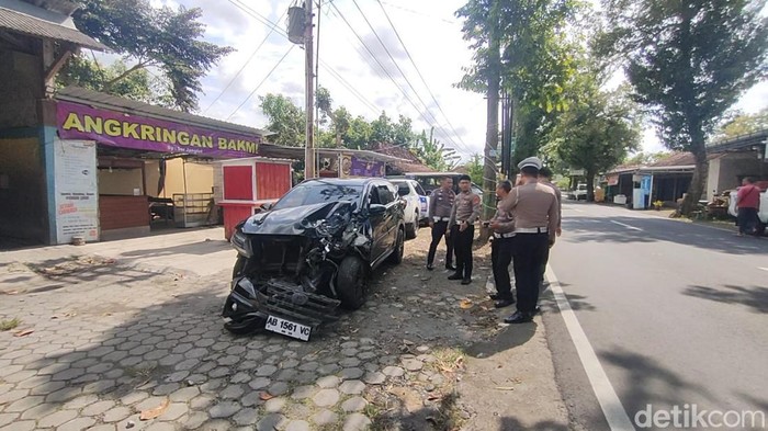 Mobil anggota DPRD Kulon Progo ringsek usai  menabrak truk parkir di Pengasih, Kulon Progo, Senin (1/12/2025).