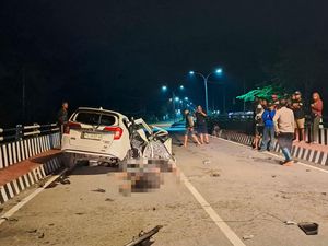 Mobil Hilang Kendali Tabrak Warung Makan-Jembatan di Mimika, 2 Orang Tewas