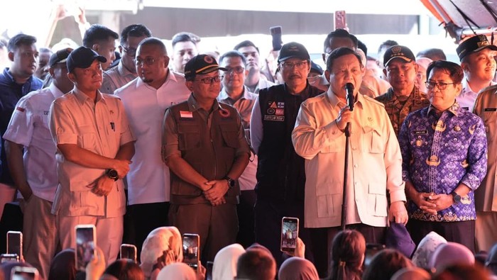 Momen Presiden Prabowo kunjungi korban banjir bandang di Sumbar