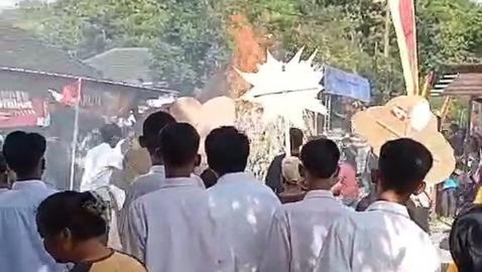 Ogoh-ogoh terbakar saat diarak peserta pawai di simpang tiga Wonodoyo, Sumbergiri, Ponjong, Gunungkidul, Sabtu (29/11/2025).
