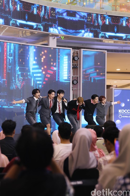 Boyband K-Pop ONF tampil di panggung mini-concert KOREA 360 3rd Anniversary 3Nergy: Rising Together pada Sabtu (29/11/2025) di Lotte Mall, Jakarta Selatan.