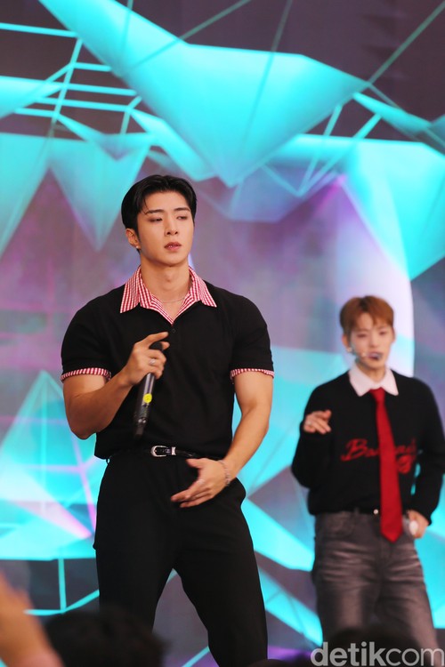 Wyatt ONF saat manggung di acara KOREA 360 3rd Anniversary 3Nergy: Rising Together pada Sabtu (29/11/2025) di Lotte Mall, Jakarta Selatan.