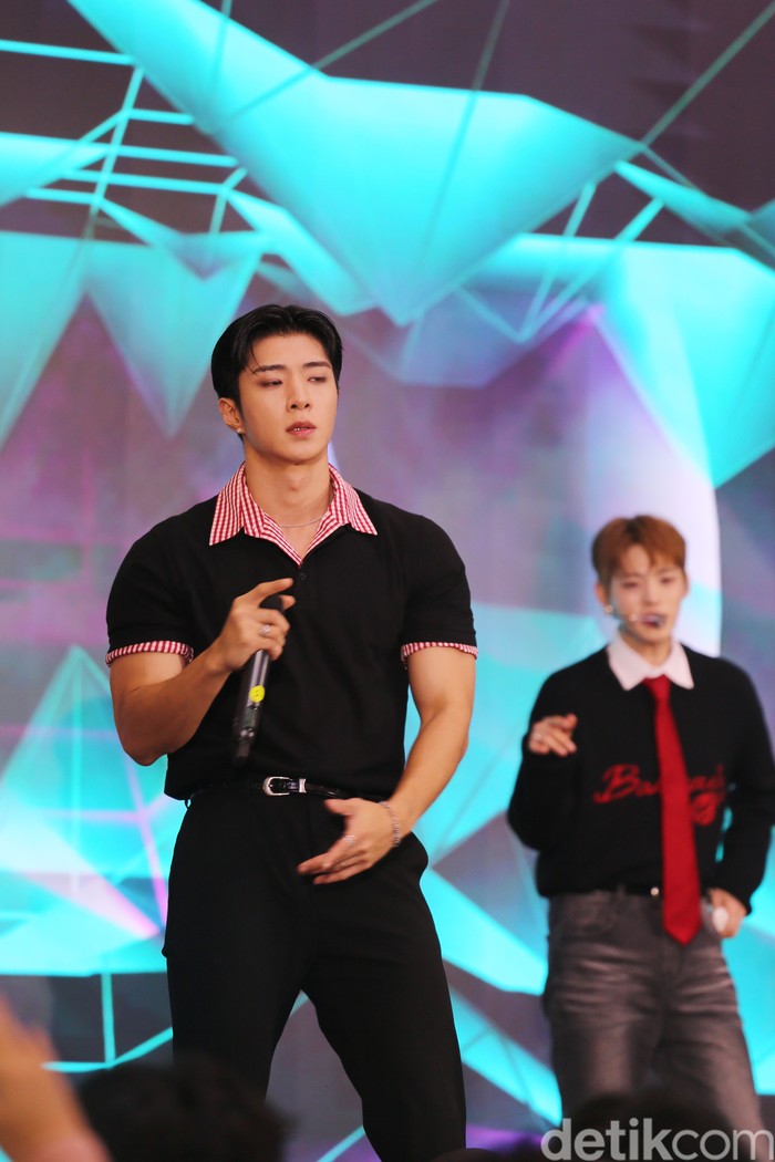 Wyatt ONF saat manggung di acara KOREA 360 3rd Anniversary 3Nergy: Rising Together pada Sabtu (29/11/2025) di Lotte Mall, Jakarta Selatan.