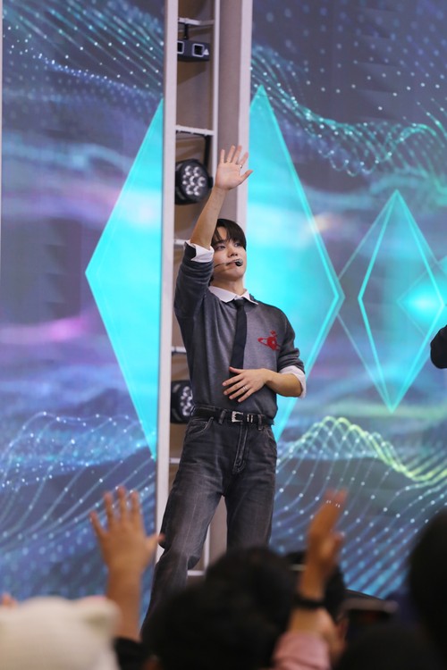 U ONF saat manggung di acara KOREA 360 3rd Anniversary 3Nergy: Rising Together pada Sabtu (29/11/2025) di Lotte Mall, Jakarta Selatan.