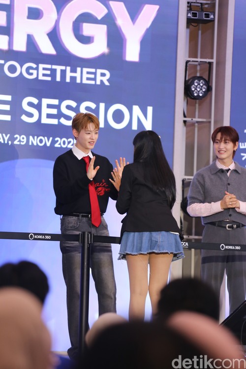 Hyojin ONF saat manggung di acara KOREA 360 3rd Anniversary 3Nergy: Rising Together pada Sabtu (29/11/2025) di Lotte Mall, Jakarta Selatan.