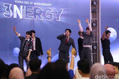 ONF saat manggung di acara KOREA 360 3rd Anniversary 3Nergy: Rising Together pada Sabtu (29/11/2025) di Lotte Mall, Jakarta Selatan.