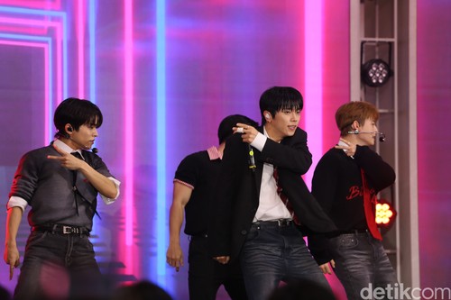 ONF saat manggung di acara KOREA 360 3rd Anniversary 3Nergy: Rising Together pada Sabtu (29/11/2025) di Lotte Mall, Jakarta Selatan.