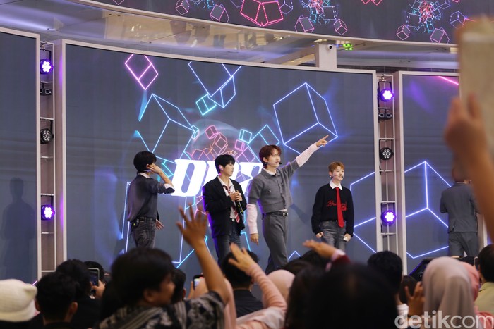 ONF saat manggung di acara KOREA 360 3rd Anniversary 3Nergy: Rising Together pada Sabtu (29/11/2025) di Lotte Mall, Jakarta Selatan.