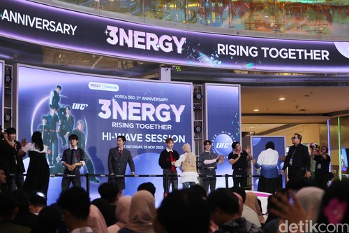 ONF saat manggung di acara KOREA 360 3rd Anniversary 3Nergy: Rising Together pada Sabtu (29/11/2025) di Lotte Mall, Jakarta Selatan.