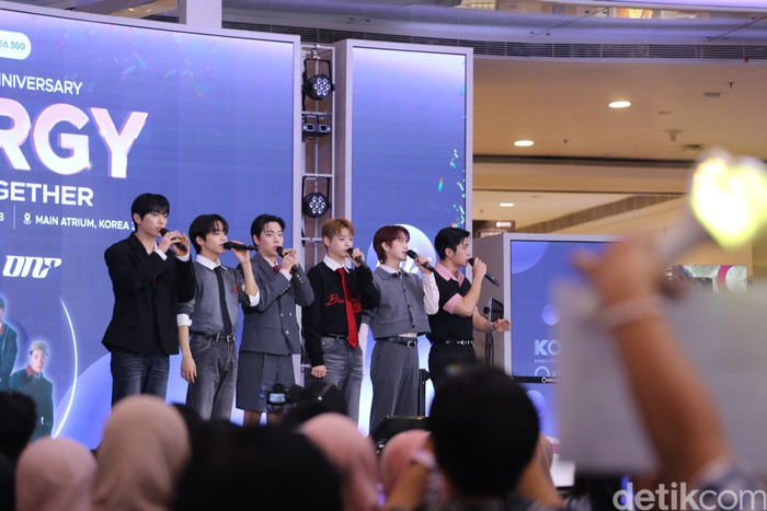 ONF saat manggung di acara KOREA 360 3rd Anniversary 3Nergy: Rising Together pada Sabtu (29/11/2025) di Lotte Mall, Jakarta Selatan.