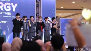 ONF akhirnya mampir ke Jakarta untuk pertama kalinya. Mereka tampil di panggung KOREA 360, Main Atrium Lotte Mall, Jakarta Selatan.