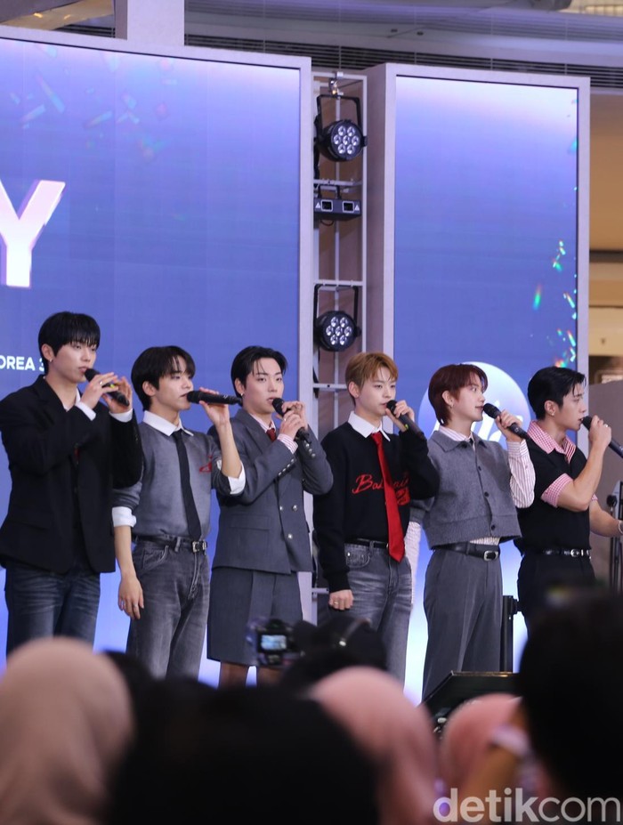 ONF saat manggung di acara KOREA 360 3rd Anniversary 3Nergy: Rising Together pada Sabtu (29/11/2025) di Lotte Mall, Jakarta Selatan.