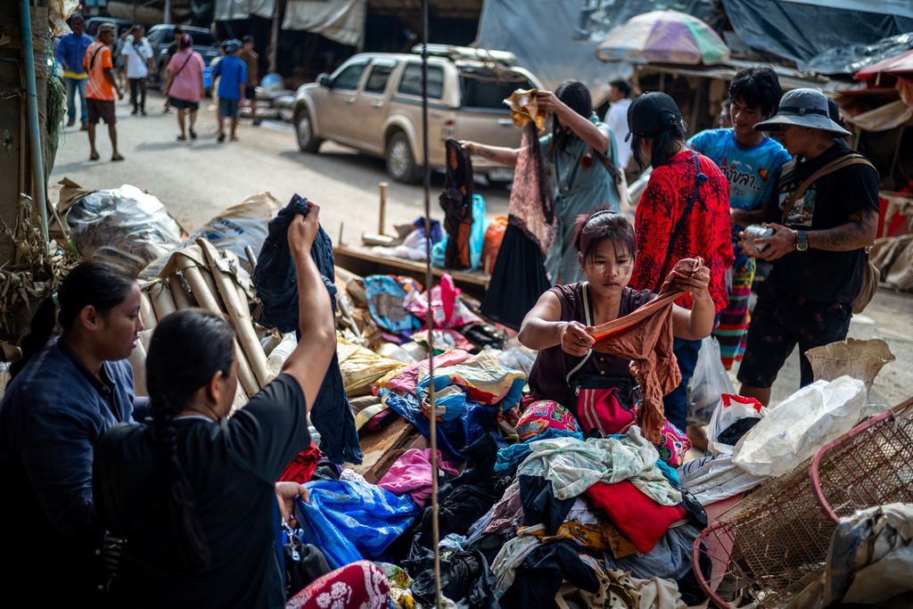 Orang-orang berbelanja produk yang rusak akibat banjir setelah banjir mematikan di distrik Hat Yai, provinsi Songkhla, Thailand, 30 November 2025. (REUTERS/Athit Perawongmetha)