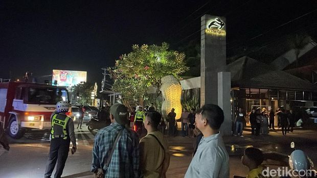 Pabrik Dua Kelinci Terbakar Situasi pintu masuk Pabrik Dua Kelinci yang terbakar heboh, Senin (1/12/2025).