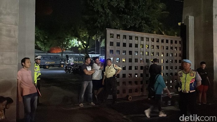 Nyala api terlihat dari luar Pabrik Dua Kelinci, Pati, Senin (1/12/2025).