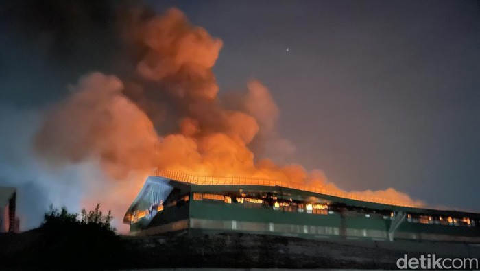 Situasi kebakaran gudang pabrik Dua Kelinci di Pati, Senin (1/12/2025).