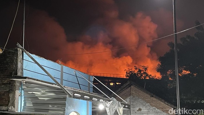 Asap mengepul di lokasi kebakaran gudang pabrik Dua Kelinci di Pati, Senin (1/12/2025).