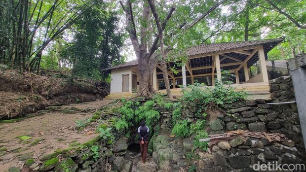 Sumber mata air atau yang disebut sendang. Tampak sendang itu berada di bawah pohon berukuran besar.