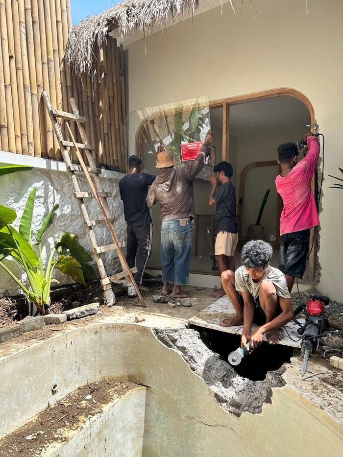 Para pekerja membongkar bagian vila yang diduga melanggar sempadan sungai di Desa Canggu, Kecamatan Kuta Utara, Badung. (Foto: Dok. Satpol PP Badung)