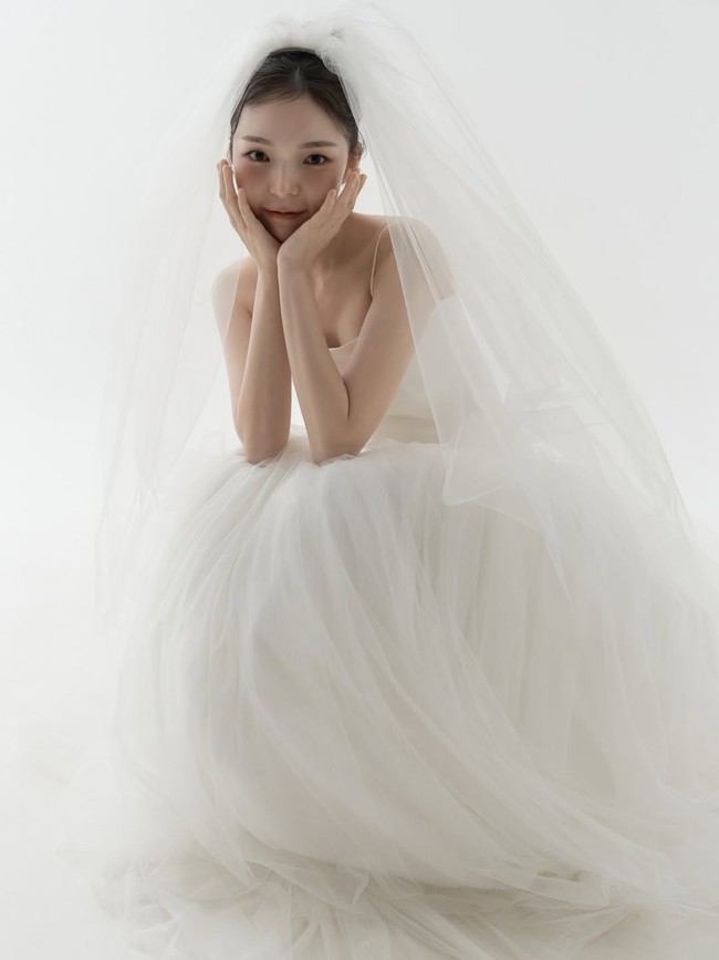 Bintang film Sunny, Park Jin Joo dinikahi seorang pria dari kalangan non selebriti, di hari yang sama. Tak banyak foto yang beredar, mengingat agensinya meminta publik untuk menjaga kerahasiaan acaranya. Foto: dok. Instagram @wedding._.lala