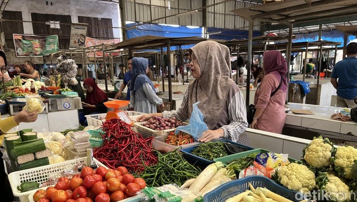 Pedagang di Pasar Lemabang.