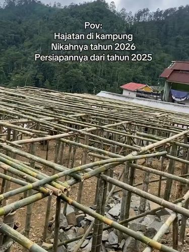 Wanita yang tinggal di Banjarnegara, Jawa Tengah ini membagikan video memutuskan untuk membuat sendiri 'gedung' pernikahan dari bambu di kampungnya. Postingan tersebut langsung viral di Instagram.