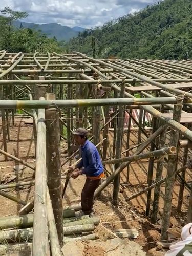 Wanita yang tinggal di Banjarnegara, Jawa Tengah ini membagikan video memutuskan untuk membuat sendiri 'gedung' pernikahan dari bambu di kampungnya. Postingan tersebut langsung viral di Instagram.
