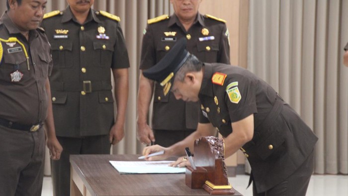 Kajati Bali Chatarina Muliana Girsang saat melantik dan mengambil sumpah Wakajati dan Kabag TU Kejati Bali di Auditorium ST Burhanuddin, Denpasar, Senin (1/12/2025).